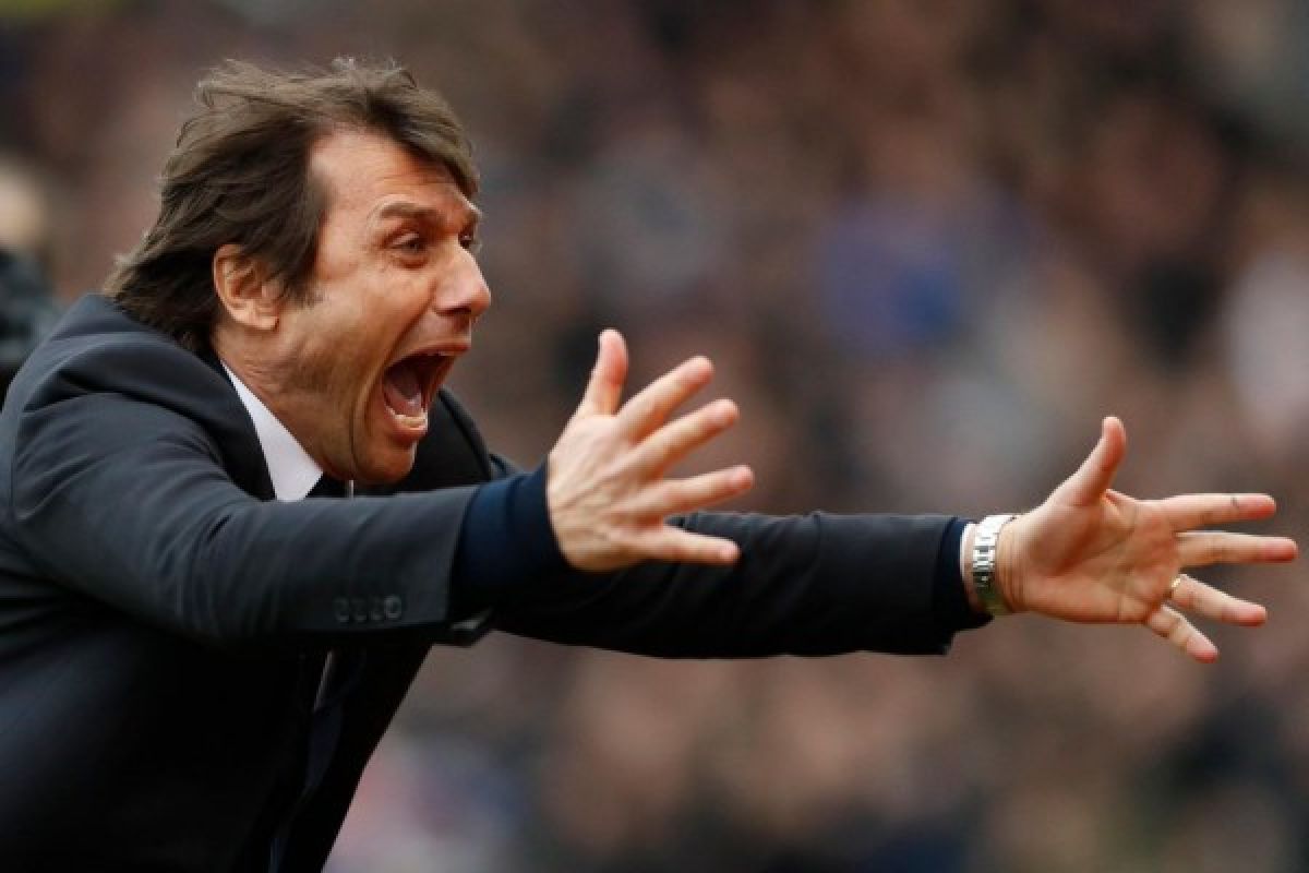 Conte angkat topi untuk anak buahnya