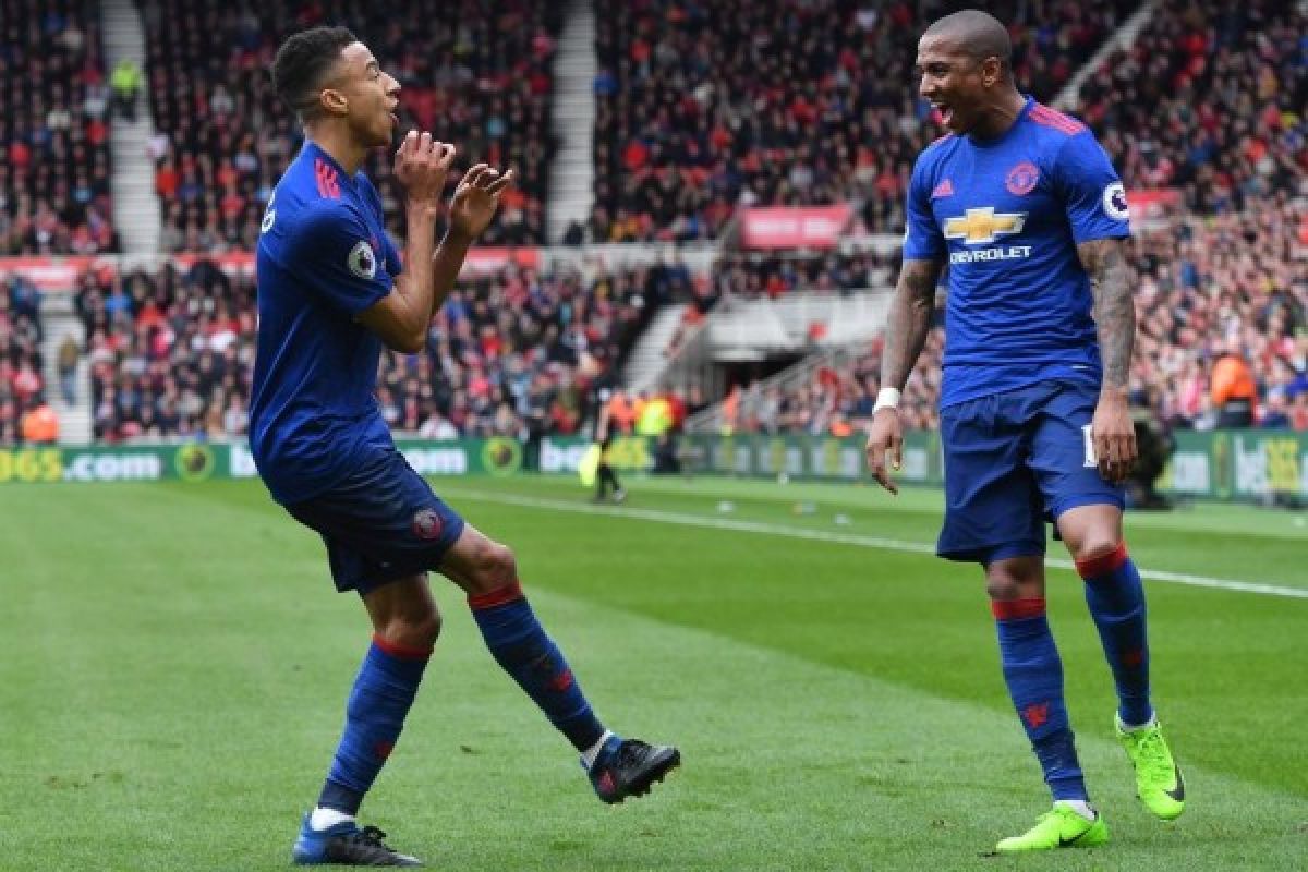 Lawan Ajax, Manchester United berkostum biru