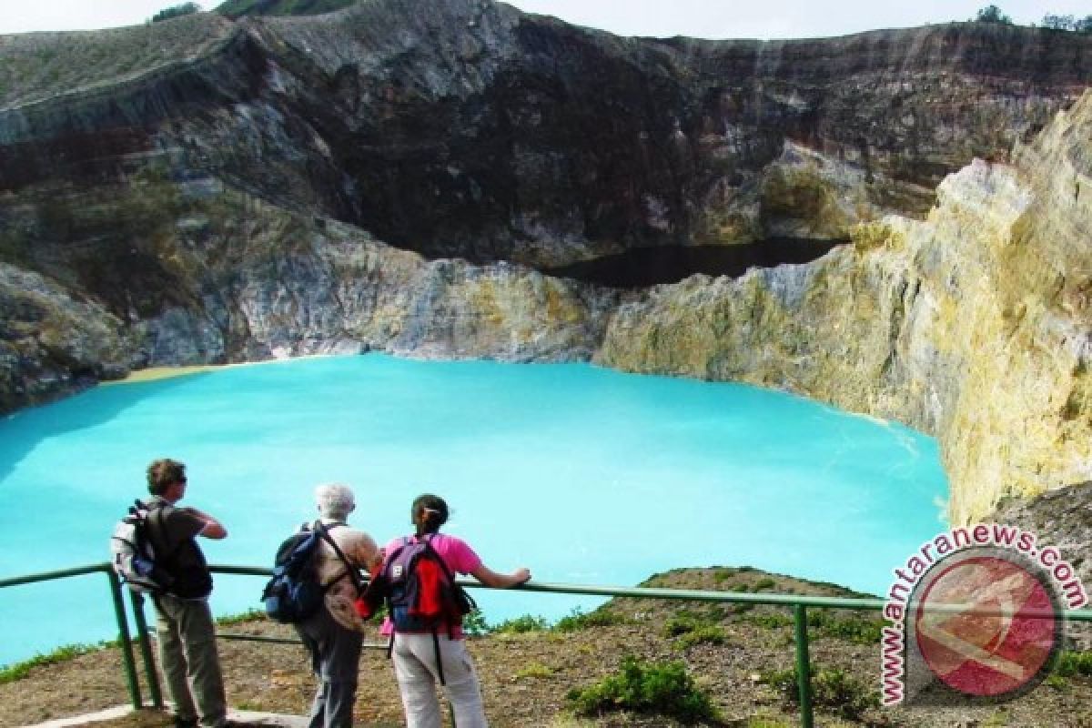 Danau Kelimutu Berubah Warna 