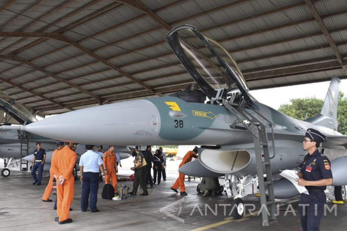 Dua Pesawat Tempur F-16 C/D 52ID Tiba di Lanud Iswahjudi