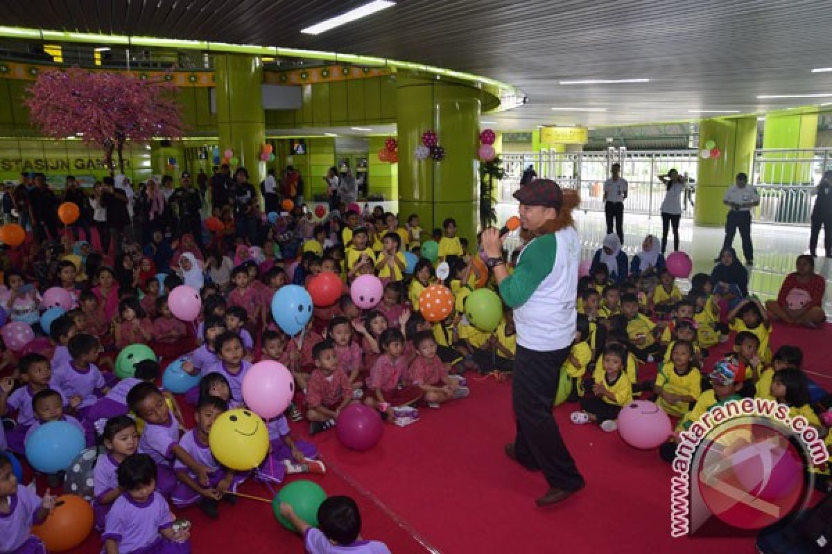 Puluhan siswa dengarkan dongeng di Stasiun Jember