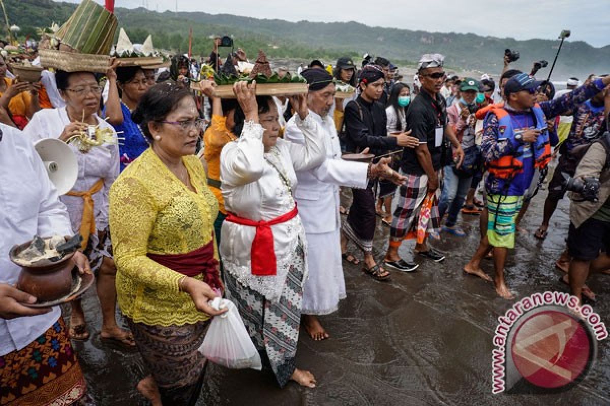 Umat Hindu di Manado laksanakan dharma santhi