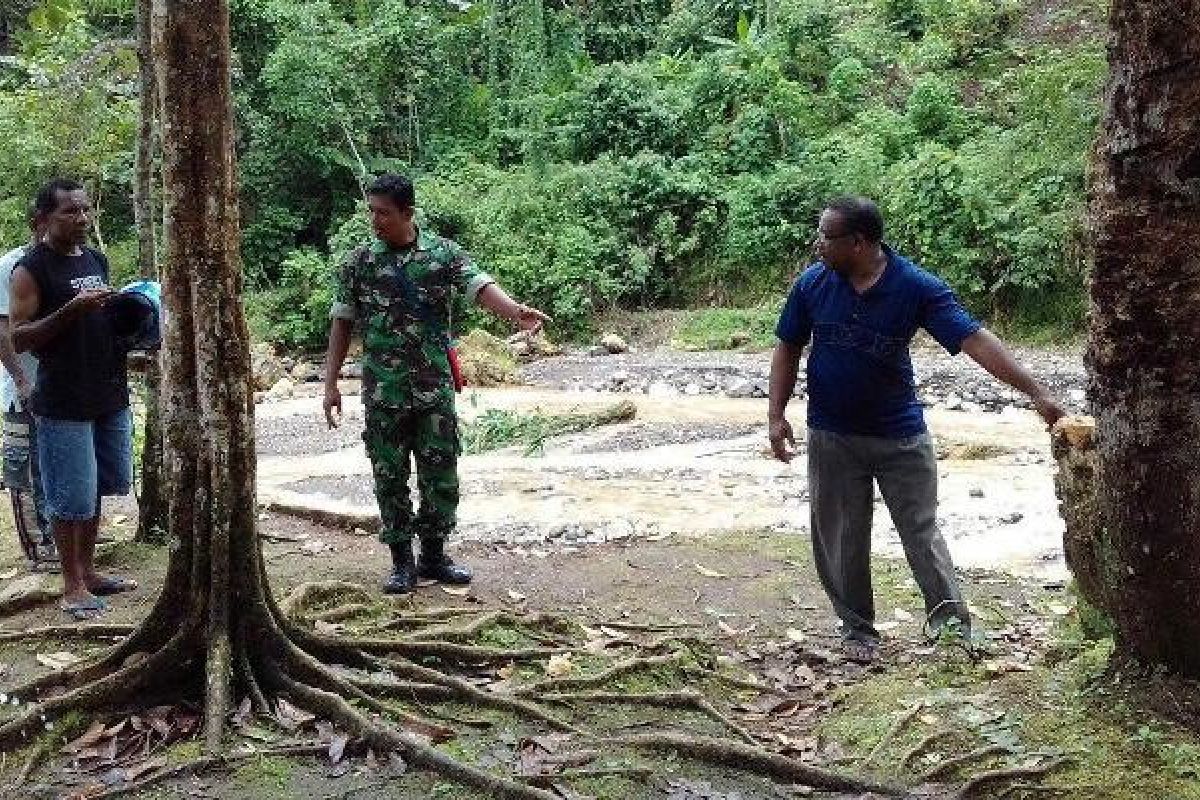 Babinsa Koramil Yapsel siap bantu warga bangun beronjong