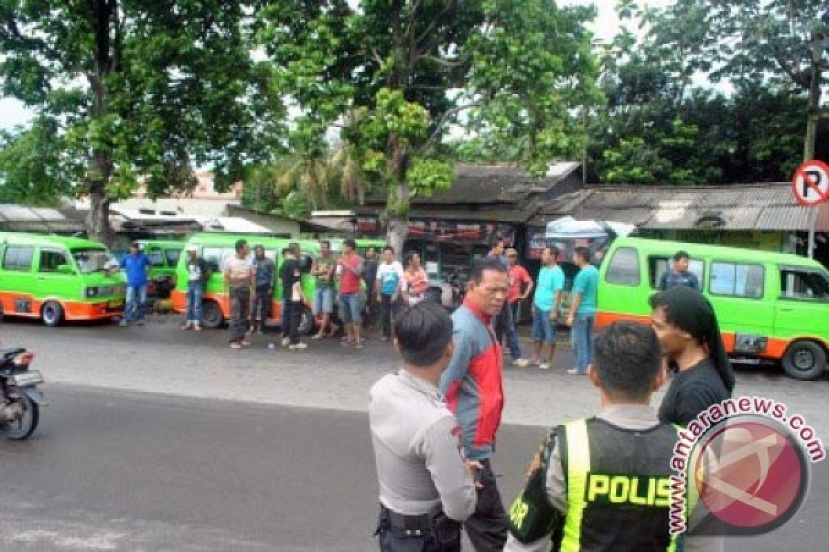 Pelajar Terpaksa Pulang Jalan Kaki Akibat Demo Angkot Di Bogor