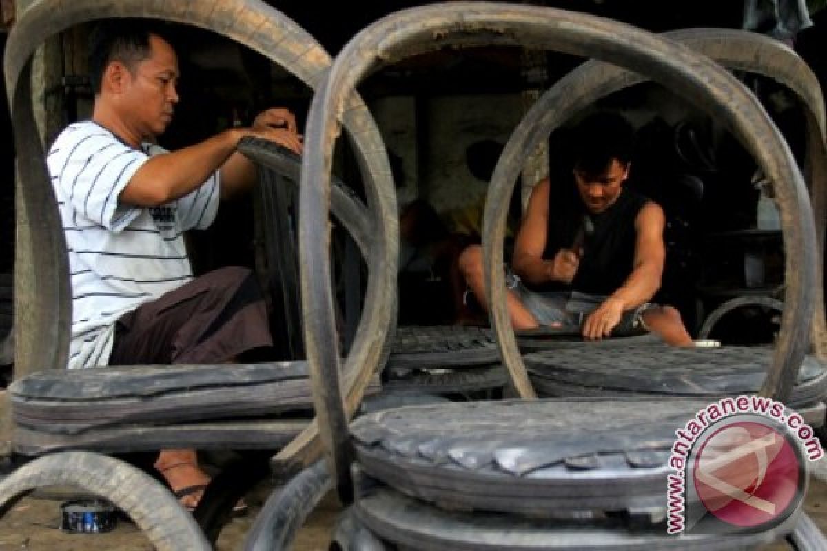 KURSI BERBAHAN KARET BAN BEKAS