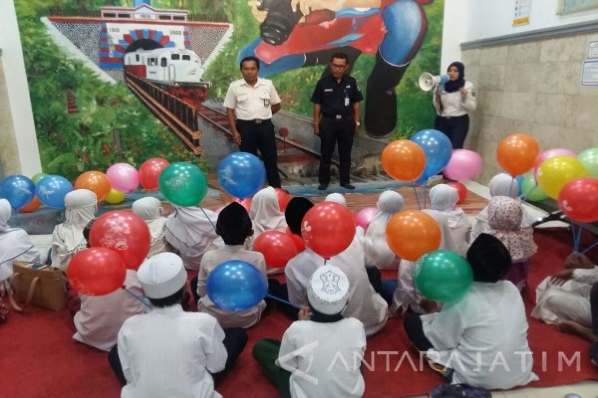 Puluhan Siswa Dengarkan Dongeng di Stasiun Jember