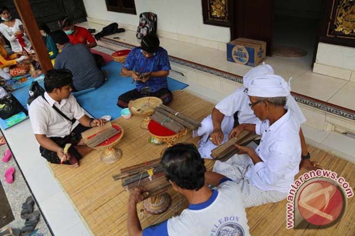 Penyuluh Bahasa Bali Petakan 12 Ribu Lontar