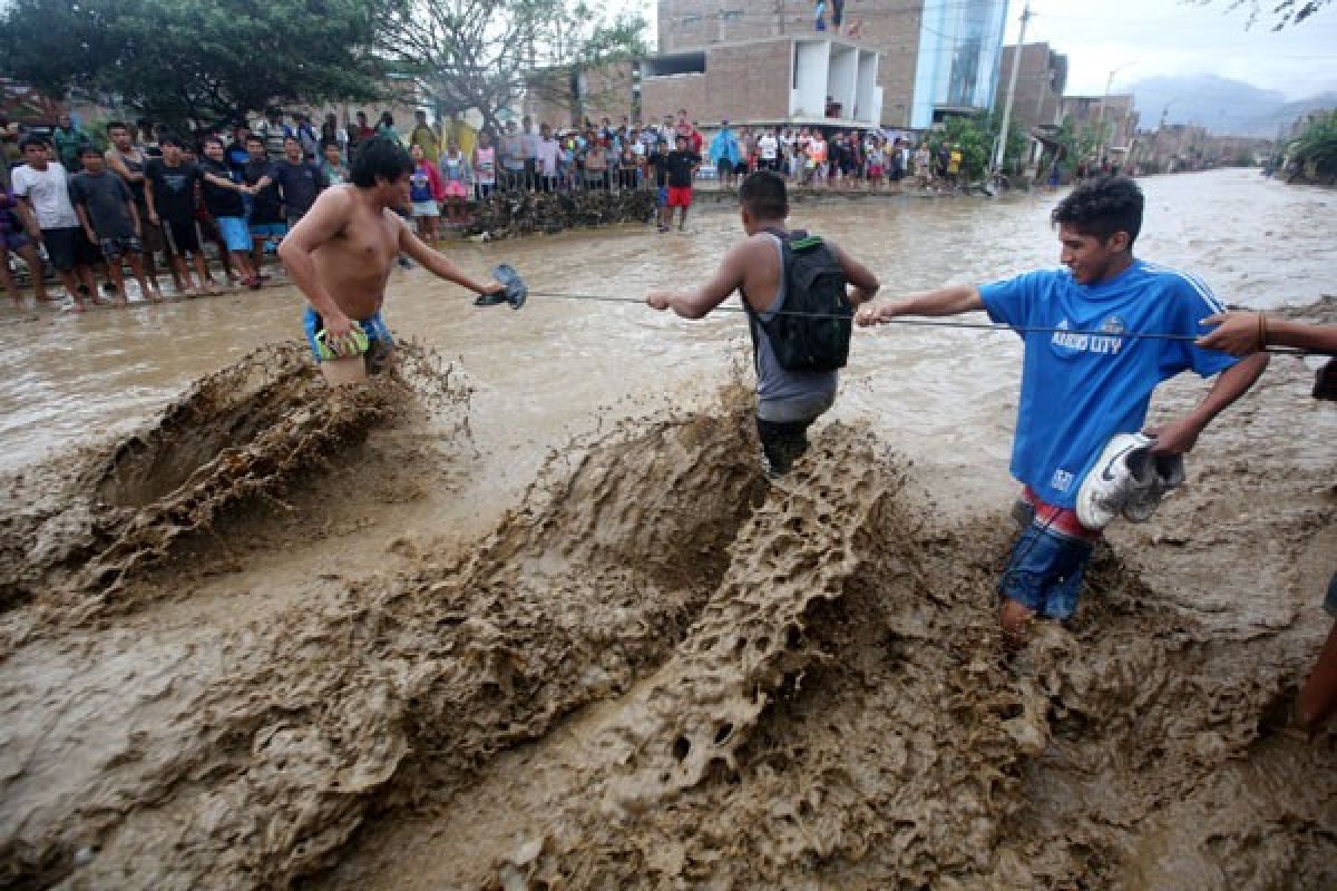 Banjir bandang terjang Peru, ribuan orang terjebak