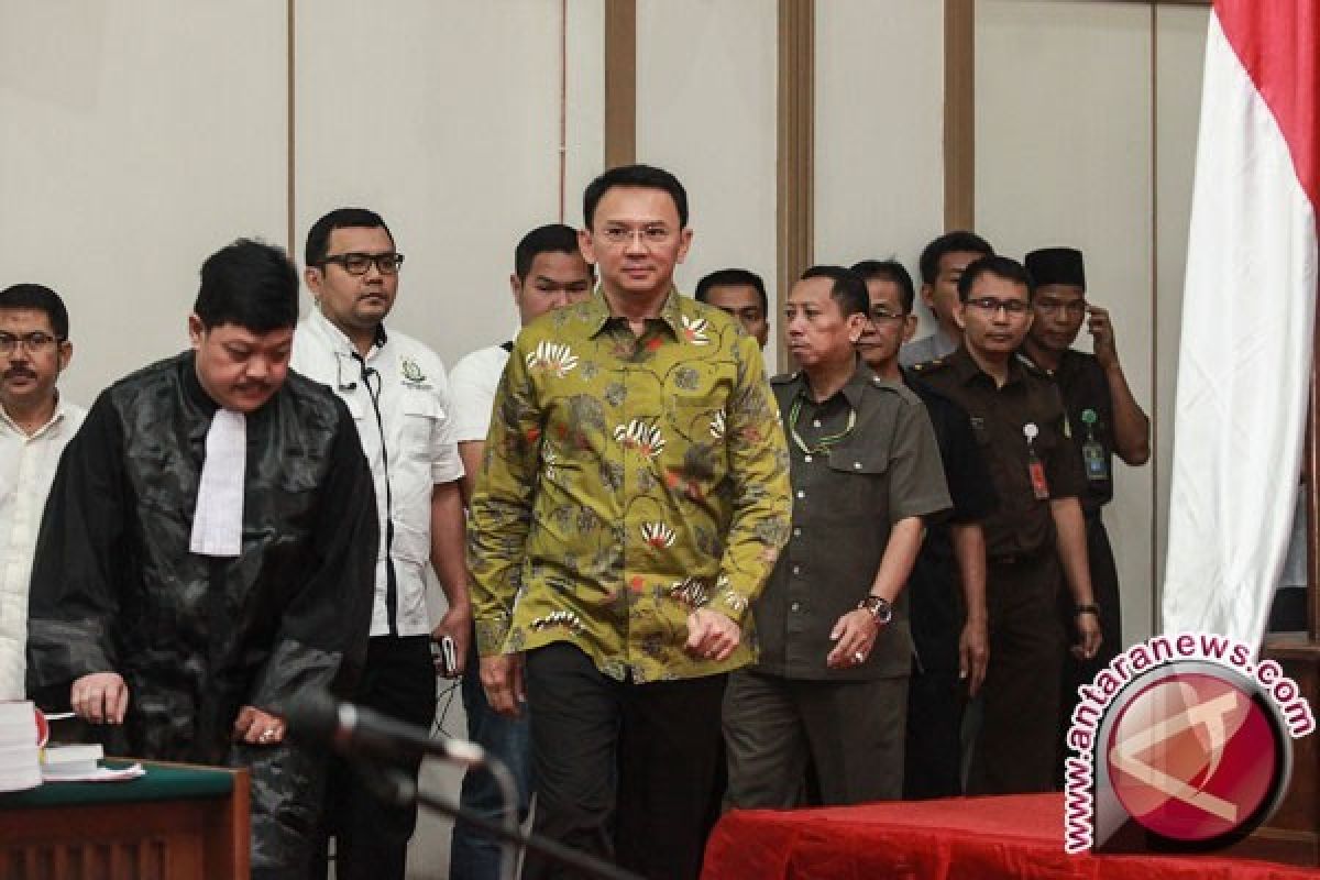 Kuasa hukum Ahok akan putar tiga video pada sidang hari ini