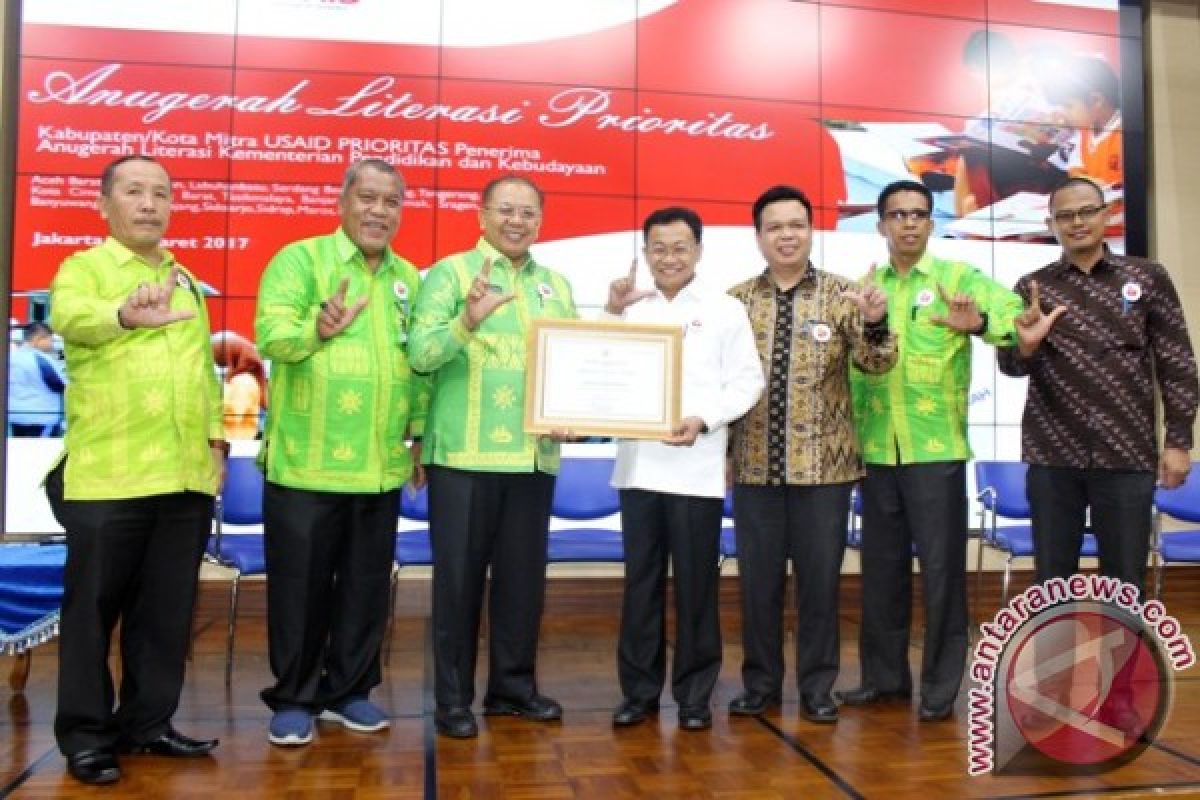 Sergai Terima Anugerah Literasi