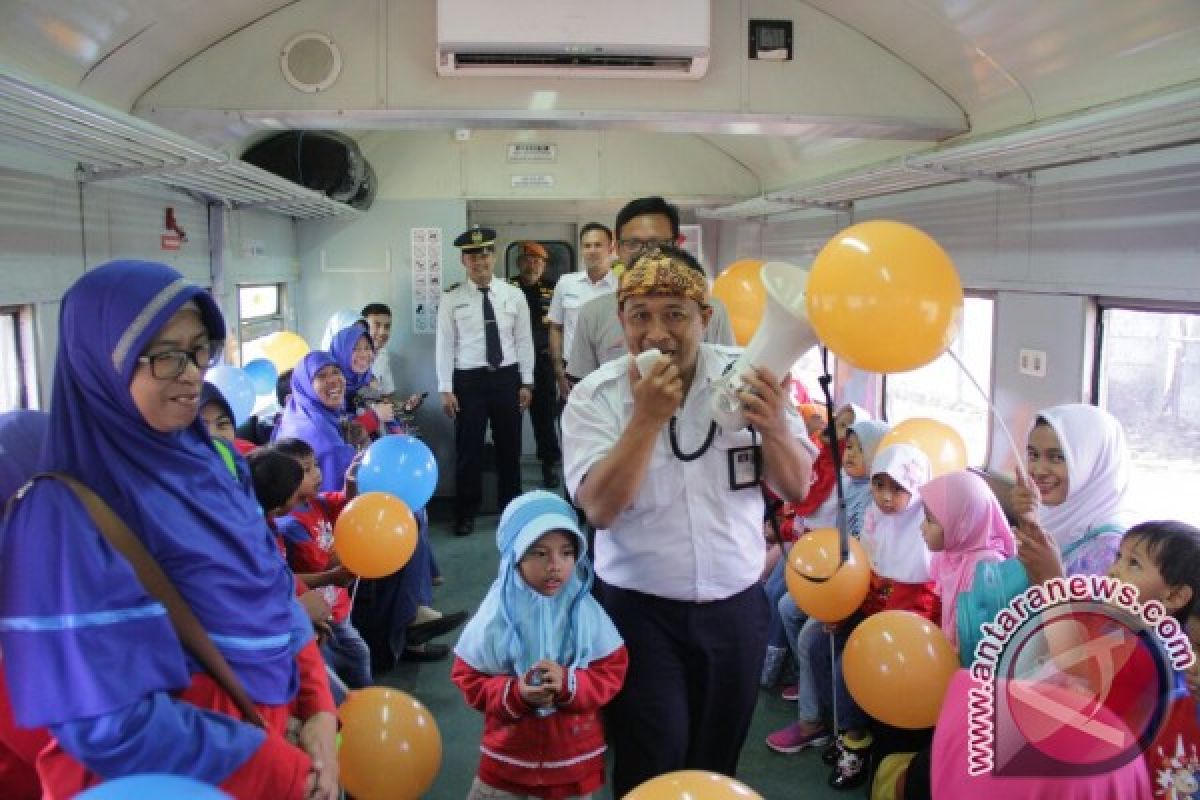 Ratusan siswa dengarkan cerita sambil naik kereta