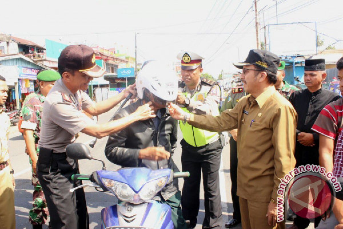 Forkopimda Pasaman Barat Gelar Aksi Simpatik Bagikan Helm