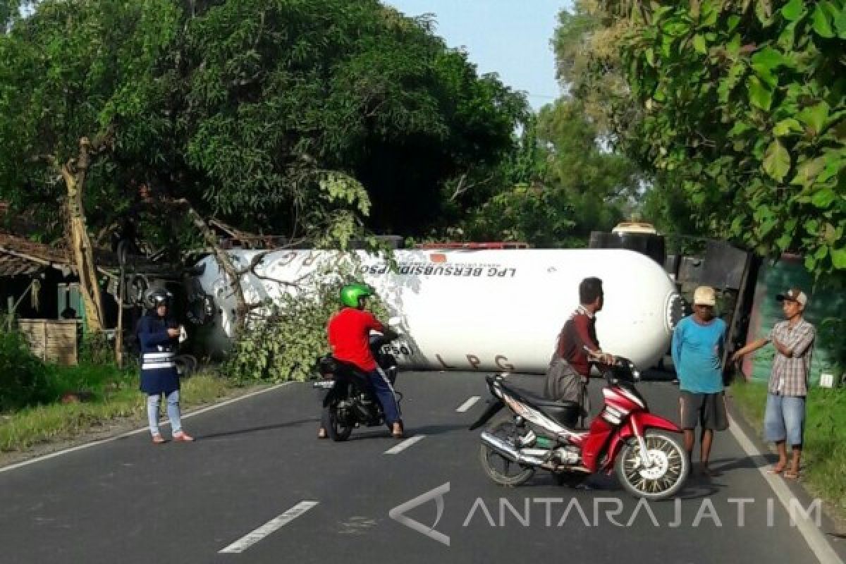 Truk Tangki Pengangkut Elpiji Terguling di Bangkalan