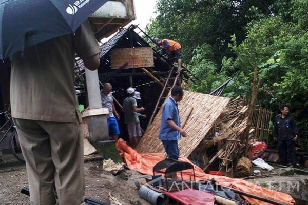 Tiga Rumah di Bojonegoro Dirobohkan Akibat Longsor