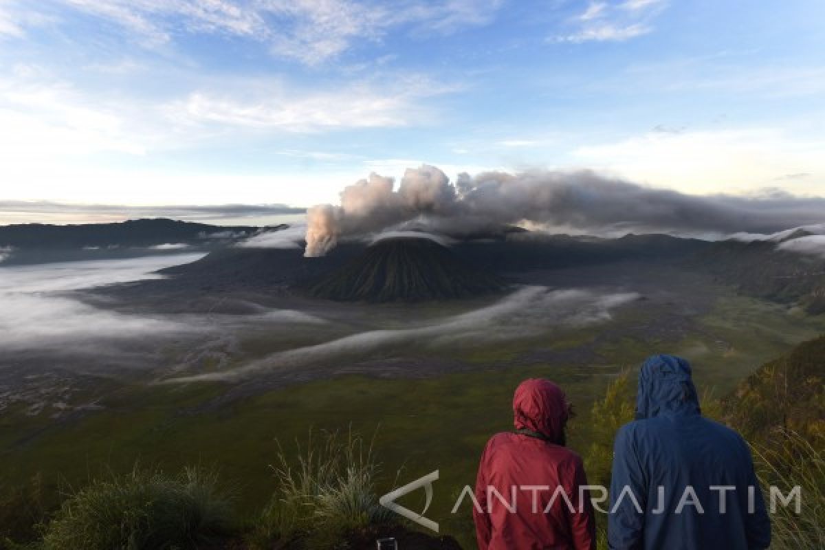 Thousands of Foreign Tourists Visit Bromo Crater