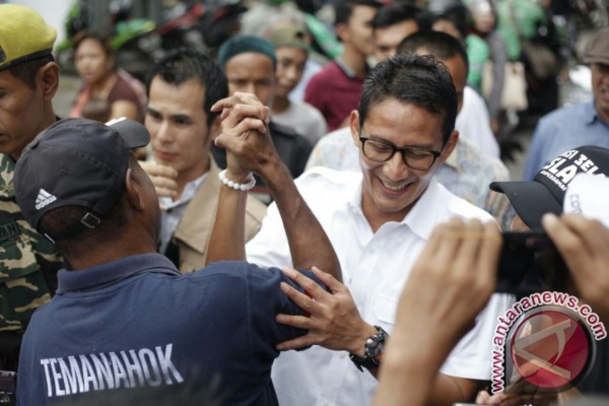 Sandiaga Uno ditemani Neno Warisman saat bertemu warga