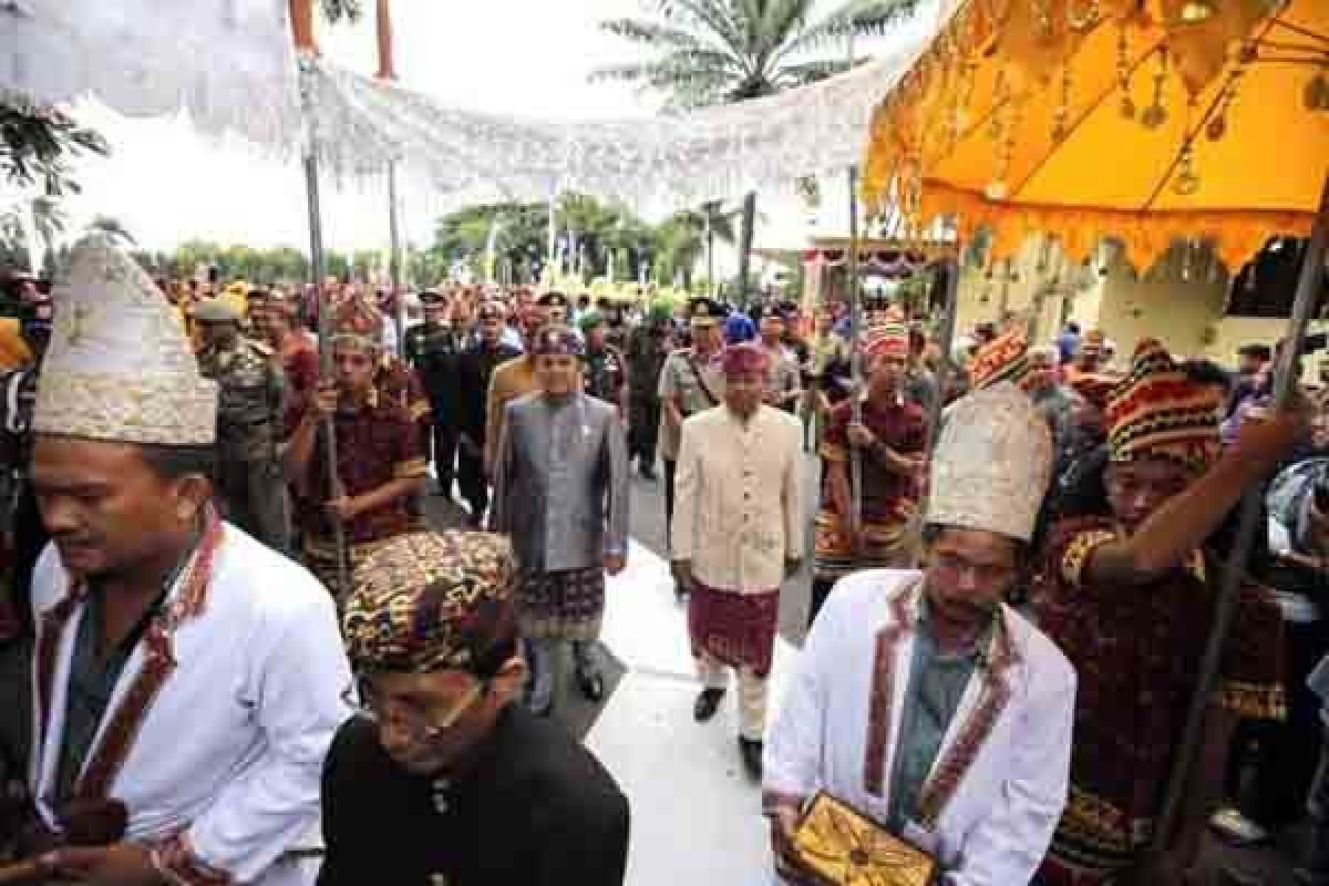 Prosesi Adat Warnai Rapat Paripurna HUT Lampung 