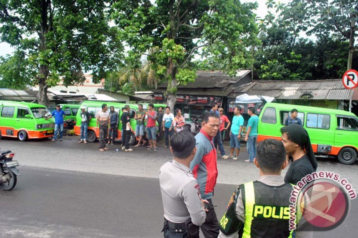 Supir angkot unjuk rasa damai ke Balai Kota Bogor