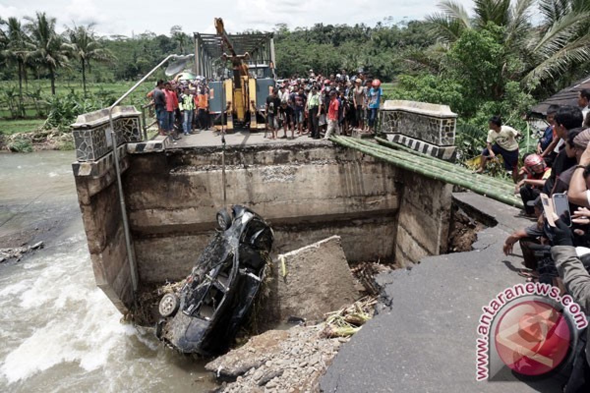 Ambles, Jembatan Klawing Purbalingga Mulai Diperbaiki