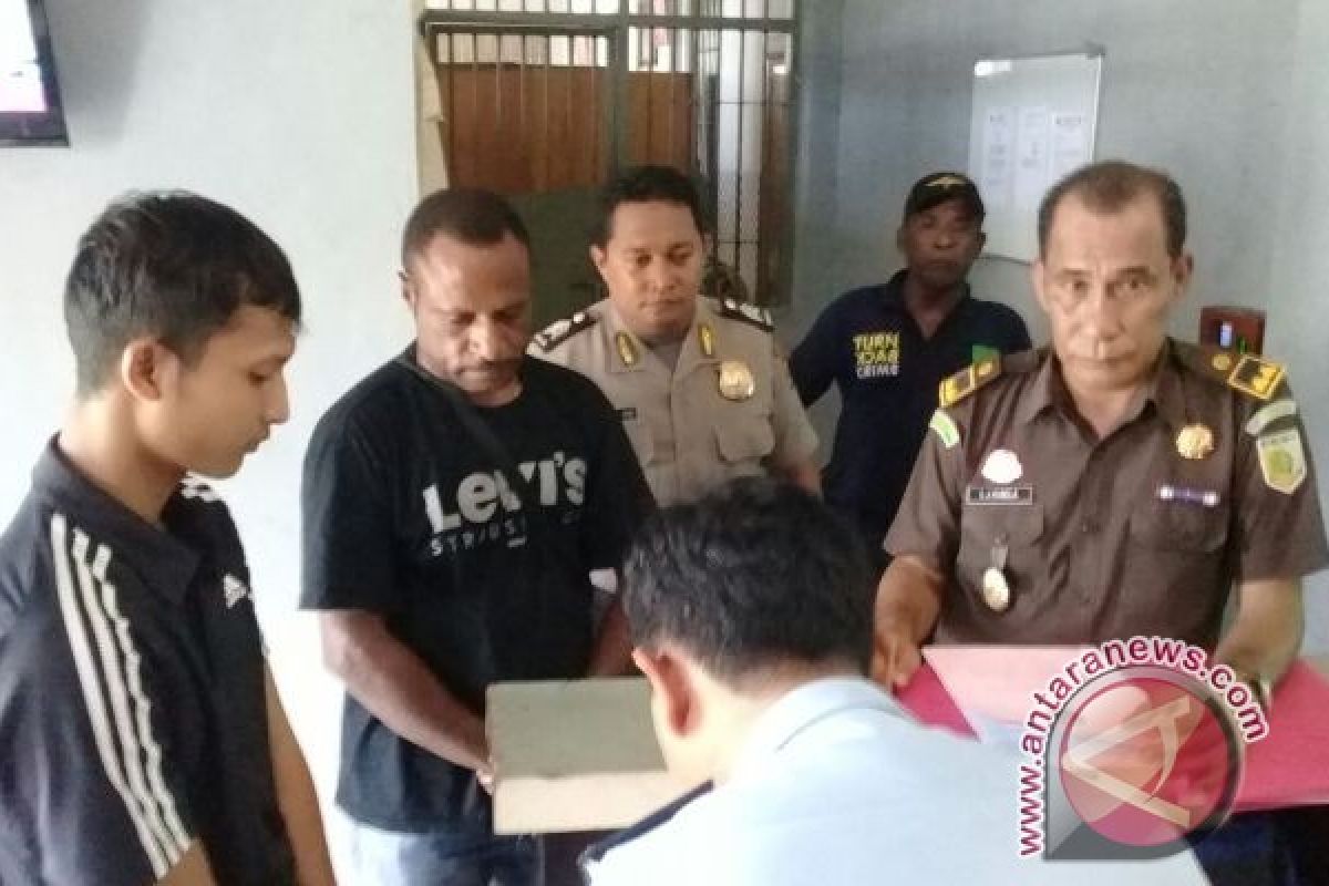 Terpidana Kasus Pilkada Kabupaten Jayapura digelandang ke Lapas Abepura 