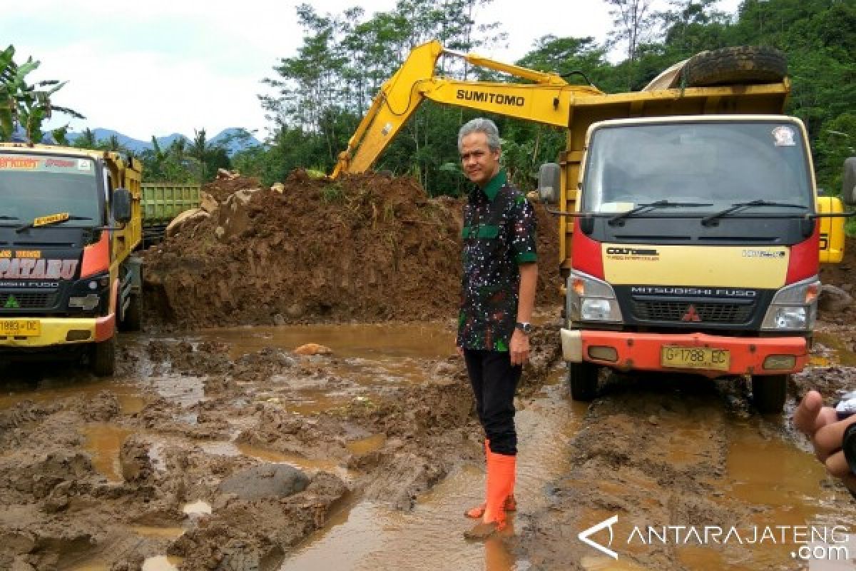 Sidak Galian Ilegal, Ganjar Temukan Ekskavator dan 18 Truk