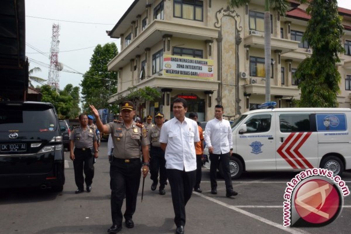 Menpan-RB Lakukan Inspeksi Pelayanan SIM di Gianyar