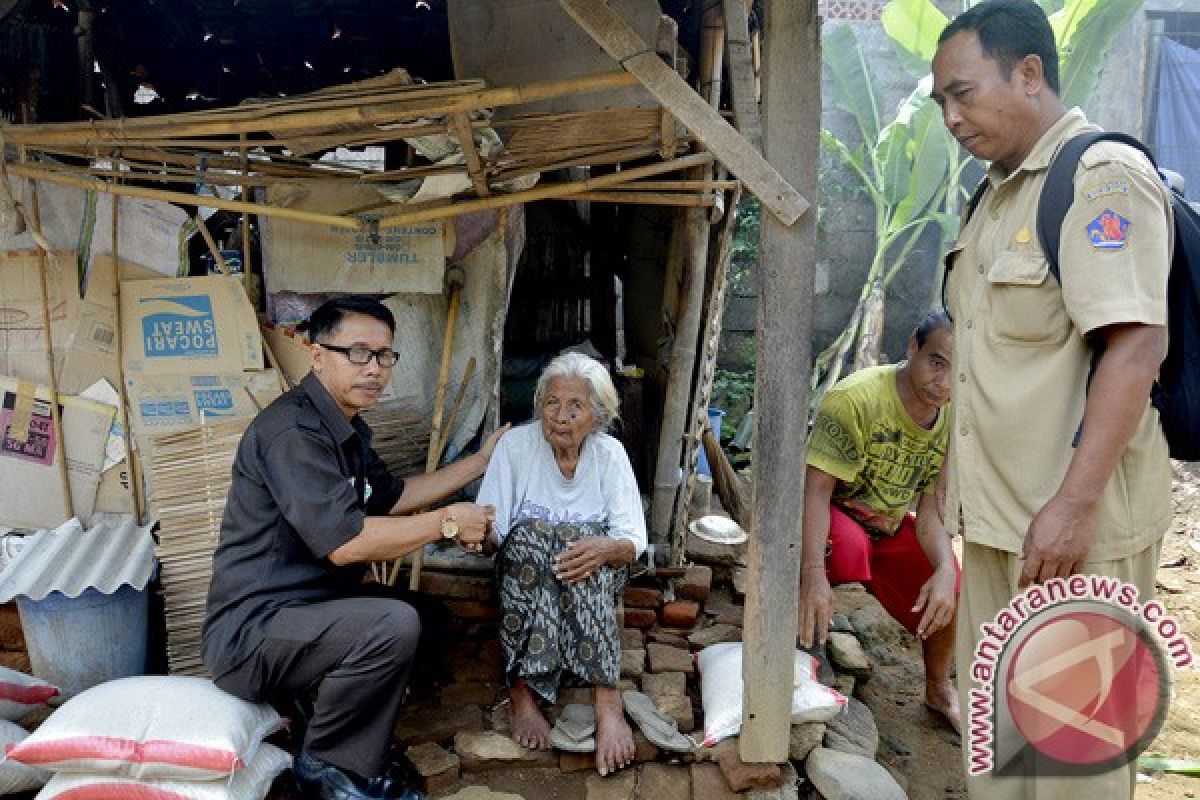 Gubernur Bali Bantu Nenek Hidup Sebatang Kara
