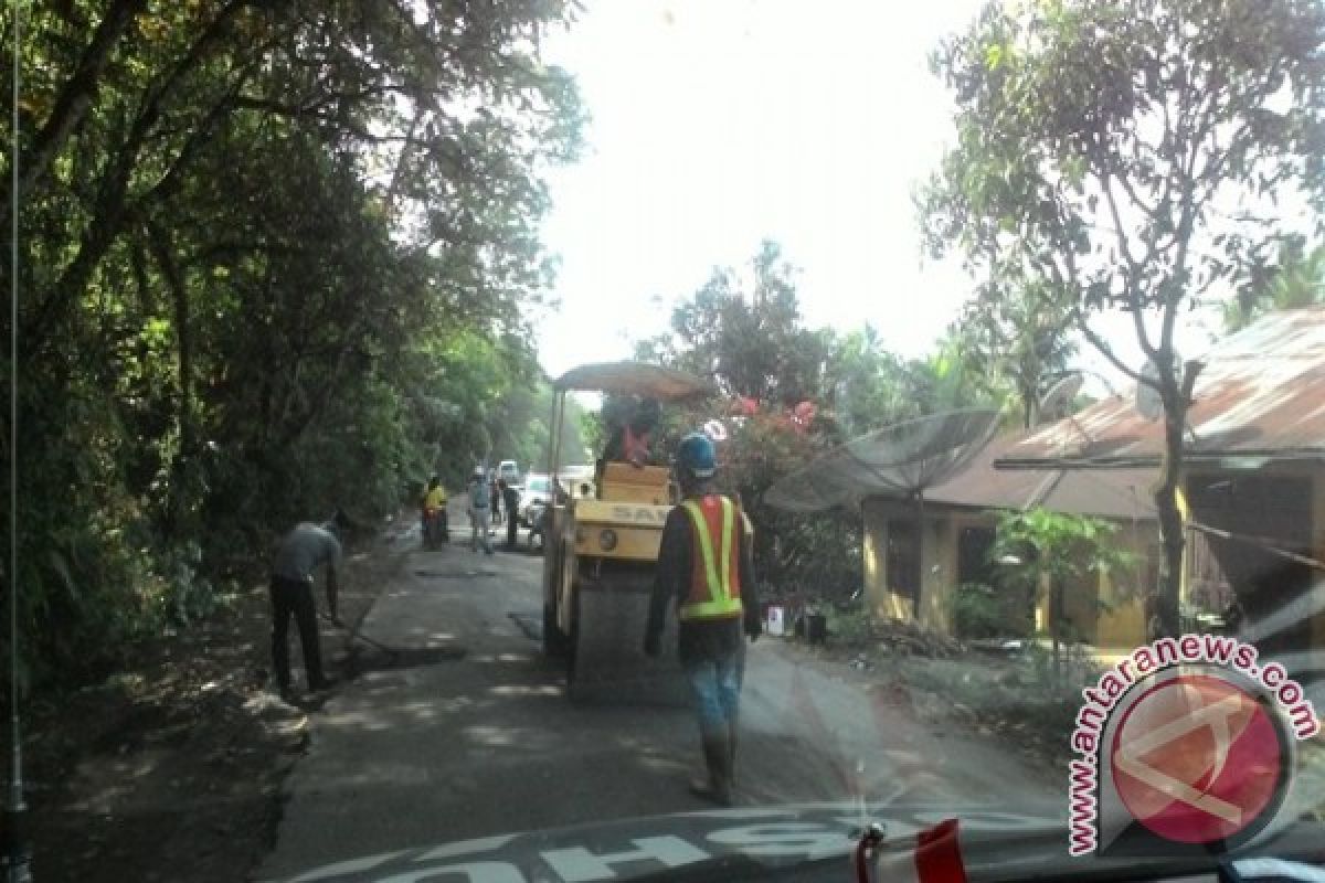 Sambut Kedatangan Jokowi, Jalan Kembali Ditambal Sulam