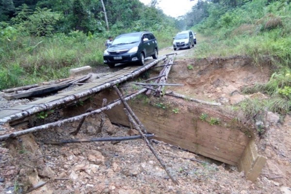 TNI-Warga Gotong Royong Perbaiki Jembatan Perbatasan