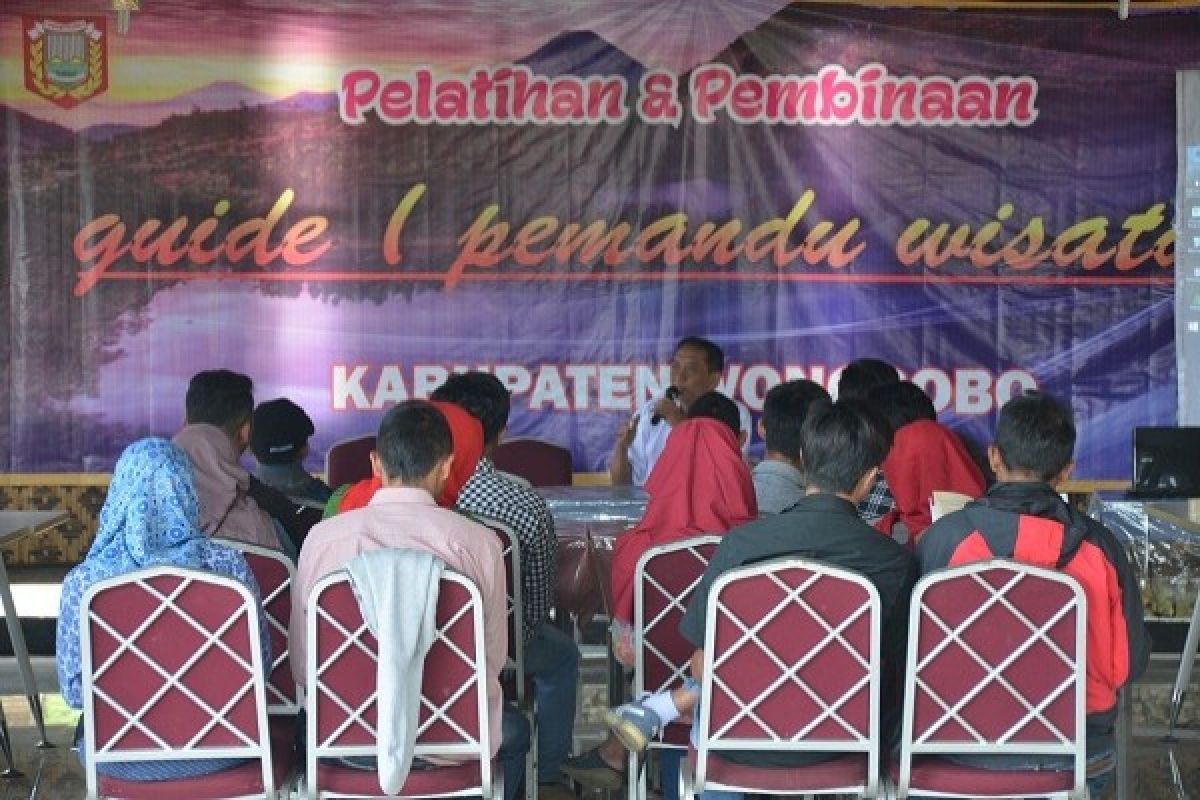 Puluhan Pemuda Dieng Dilatih Pemandu Wisata