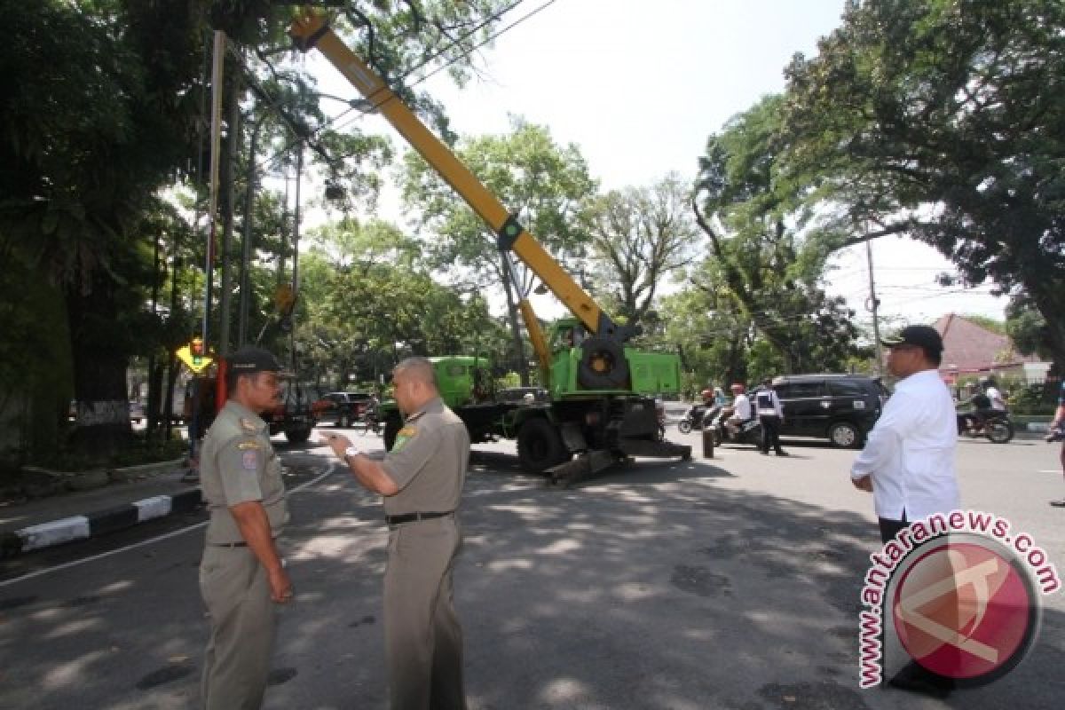 Papan Reklame Bermasalah Kembali Dibongkar