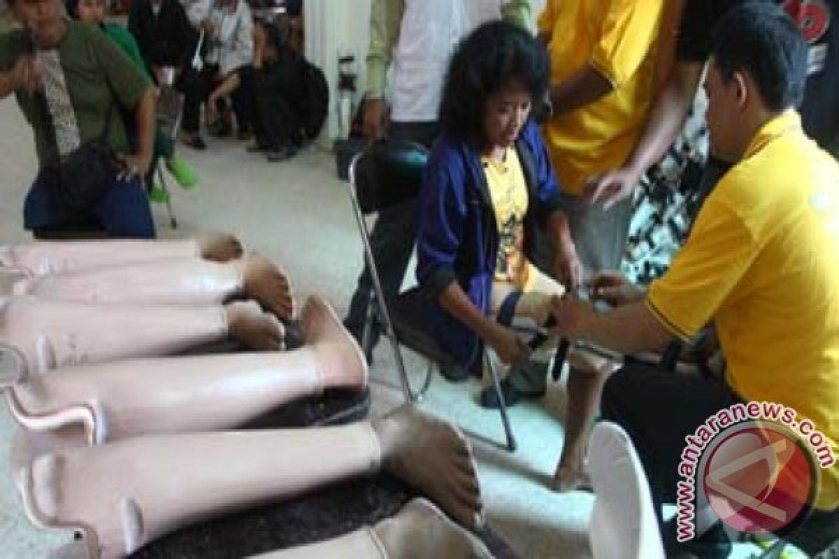 Dinsos beri bantuan kaki palsu kepada penyandang cacat