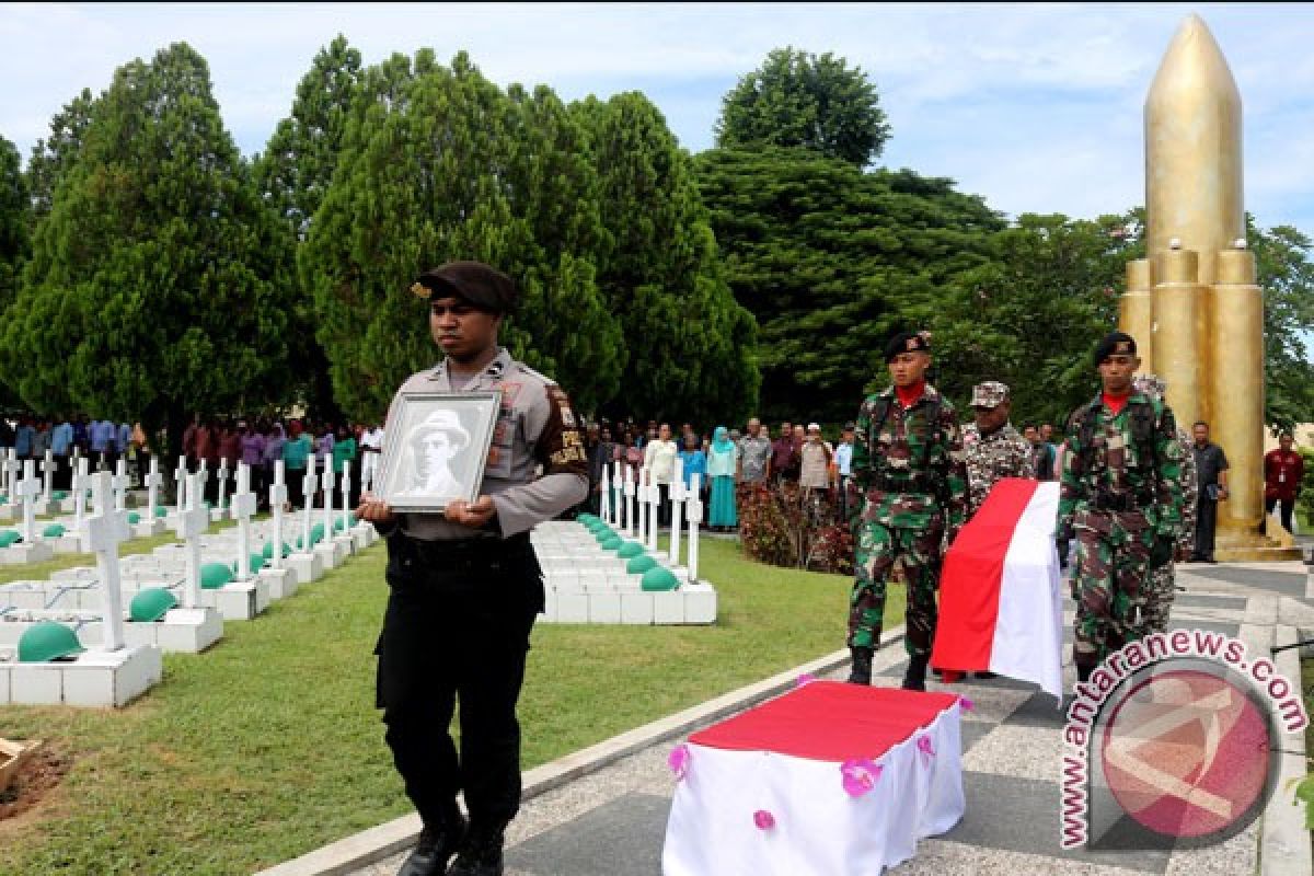 Kerangka jenazah pejuang kemerdekaan Alexander Patty dimakamkan di Ambon
