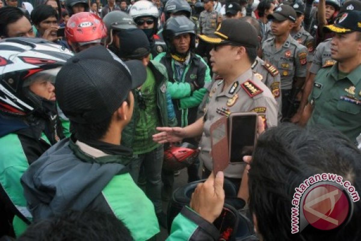 Ketika Angkot Dan Ojek Daring Sepakat Berdamai