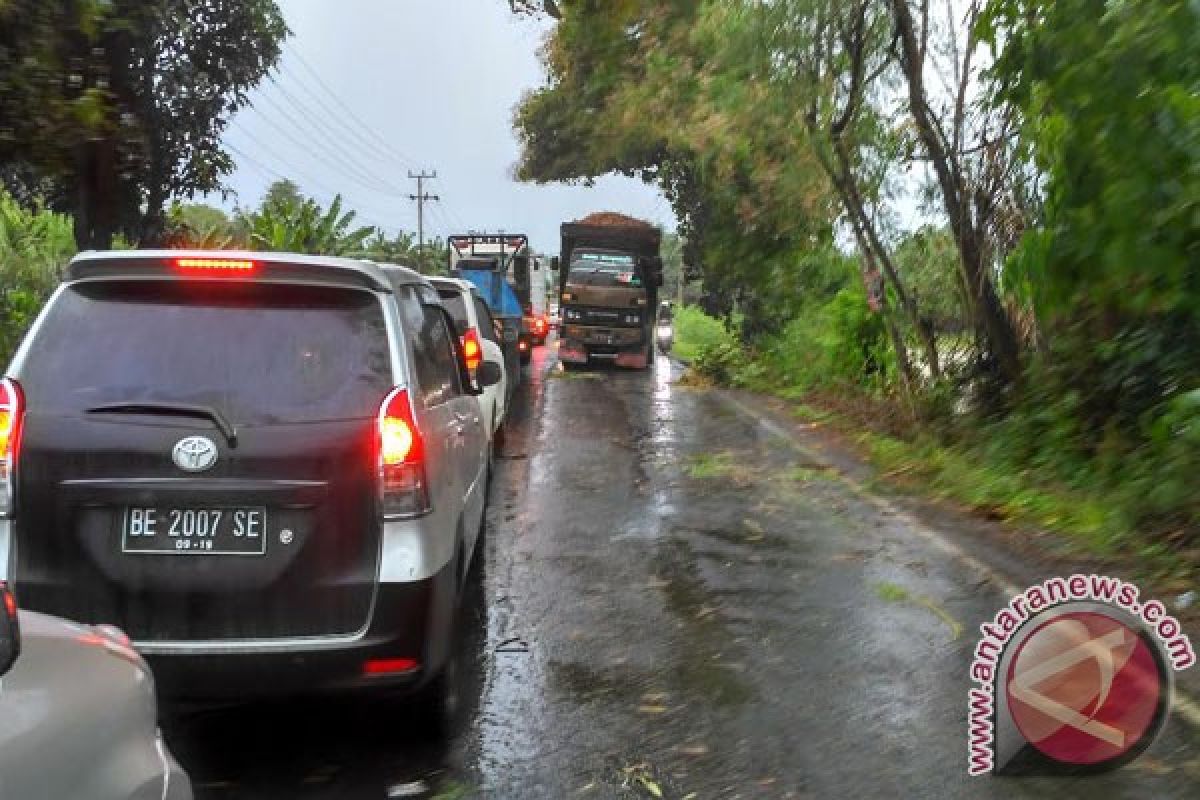 Arus Kendaraan di Jalintim Tulangbawang Macet  