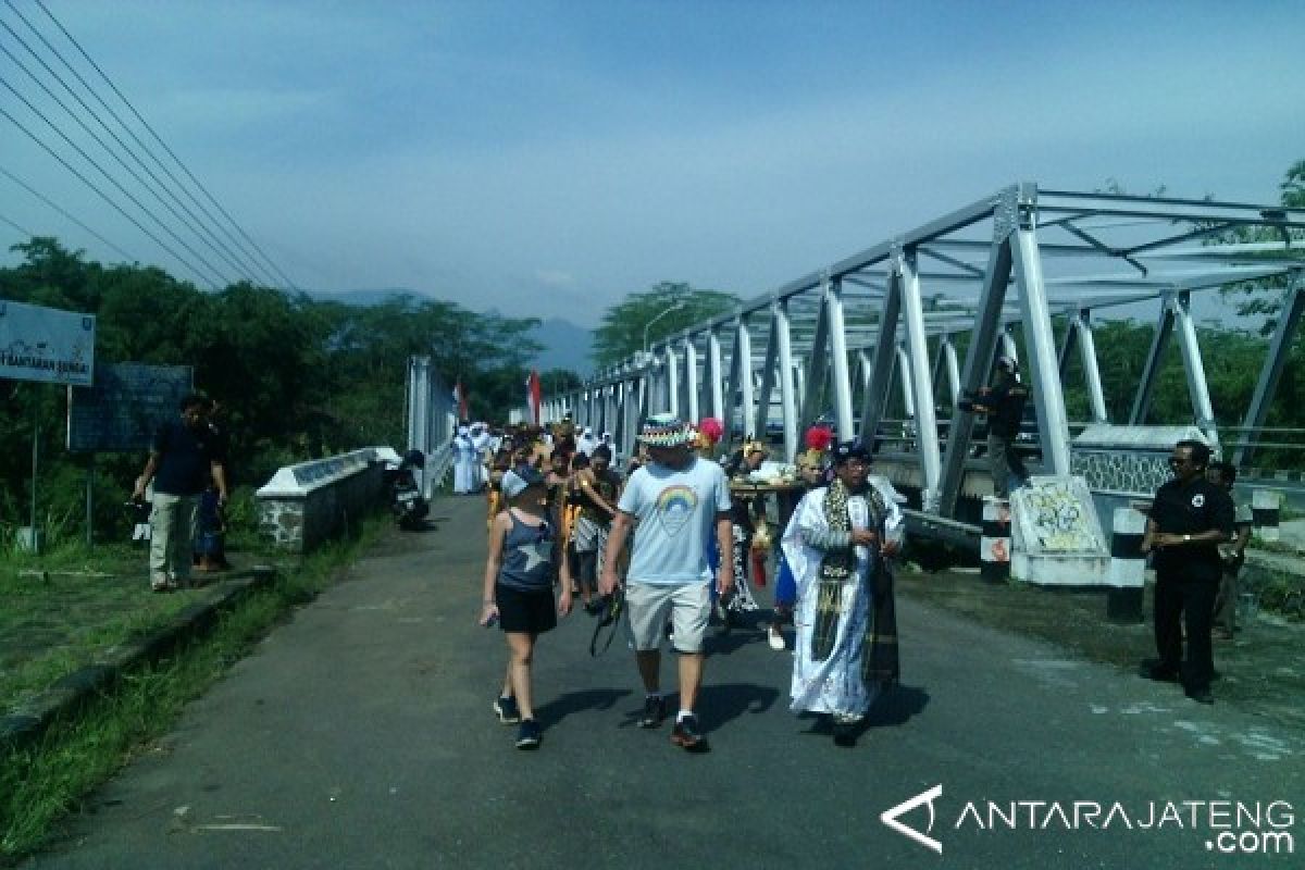 Kunjungi Borobudur, Wisatawan Mancanegara Saksikan Ritual di Jembatan Progo