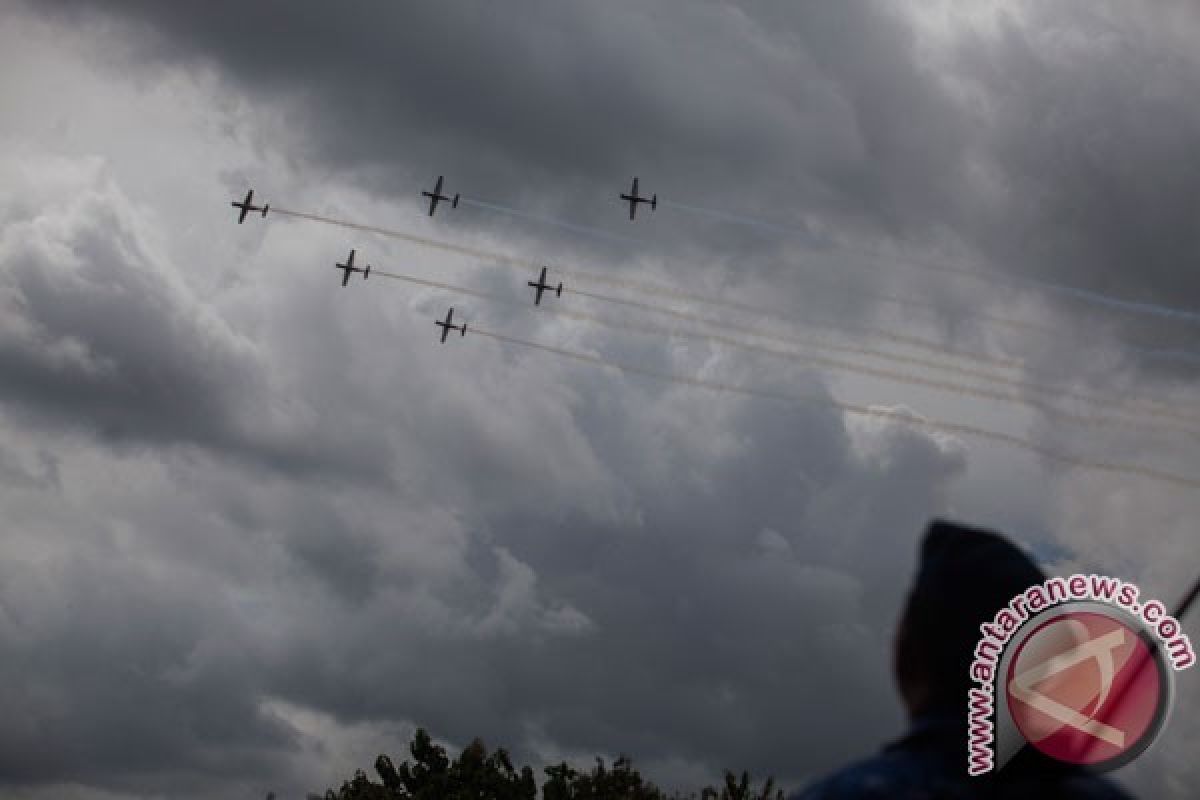 Tim Aerobatik Jupiter Atraksi di Langit Pekanbaru