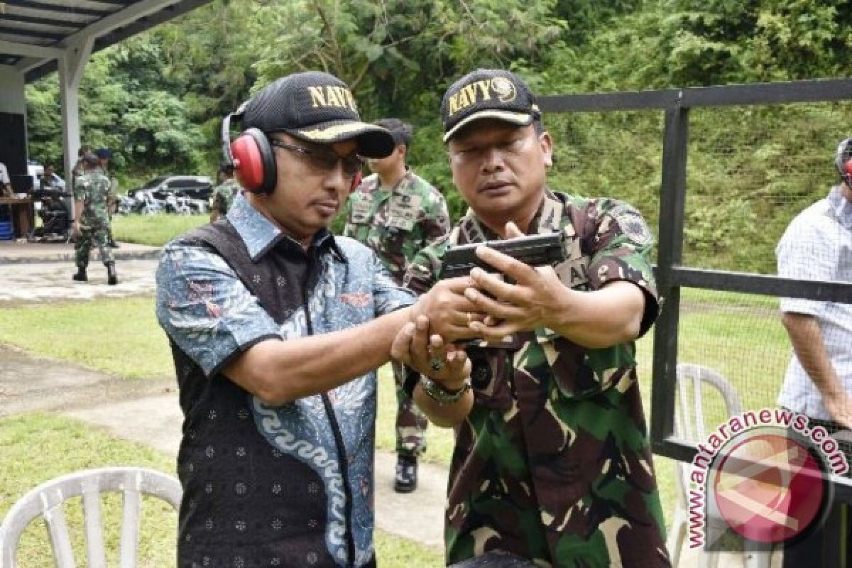 Pejabat Maluku Barat Daya Berlatih Menembak