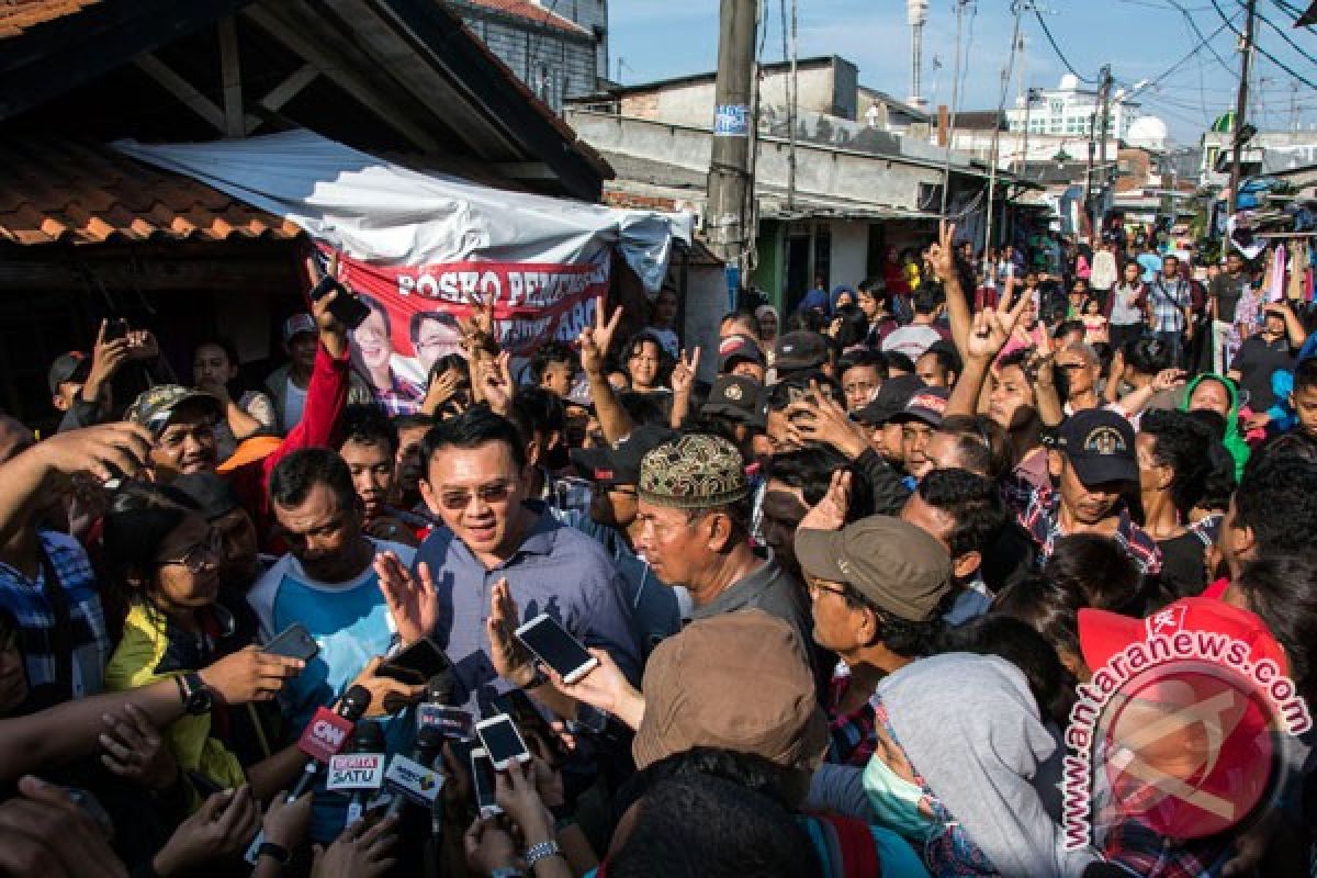 Ahok jenguk warga sakit di Cilincing