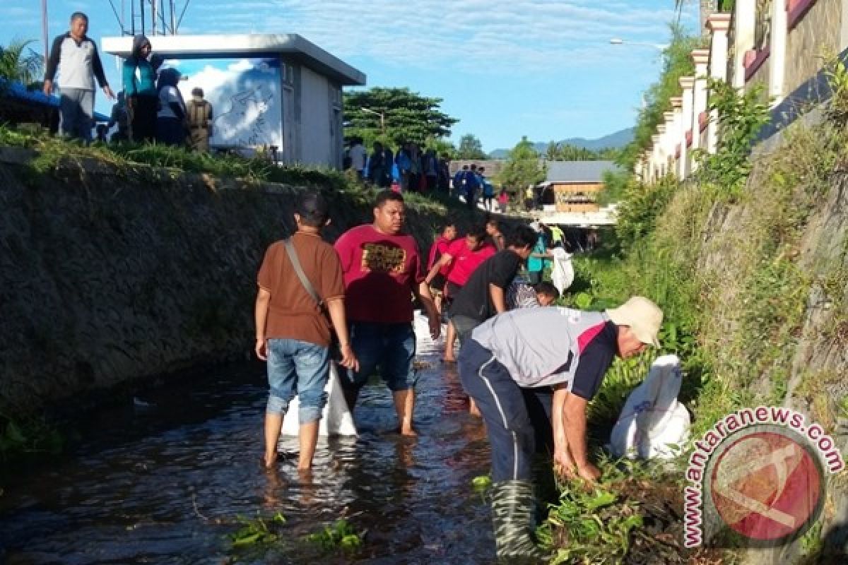 Ratusan Orang Bersihkan Sungai Toraranga Parigi