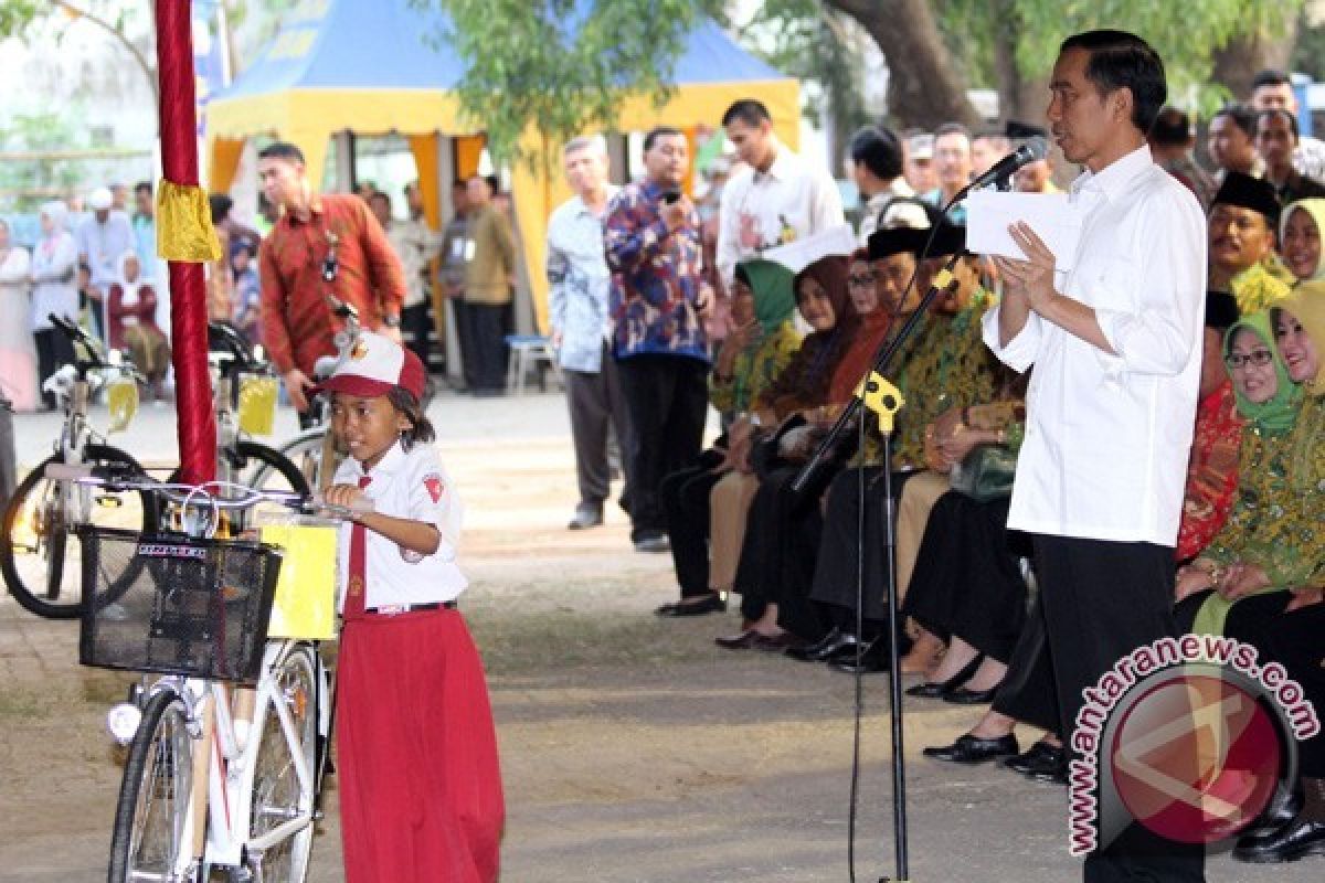 Presiden Jokowi beri sepeda ke siswa Barus