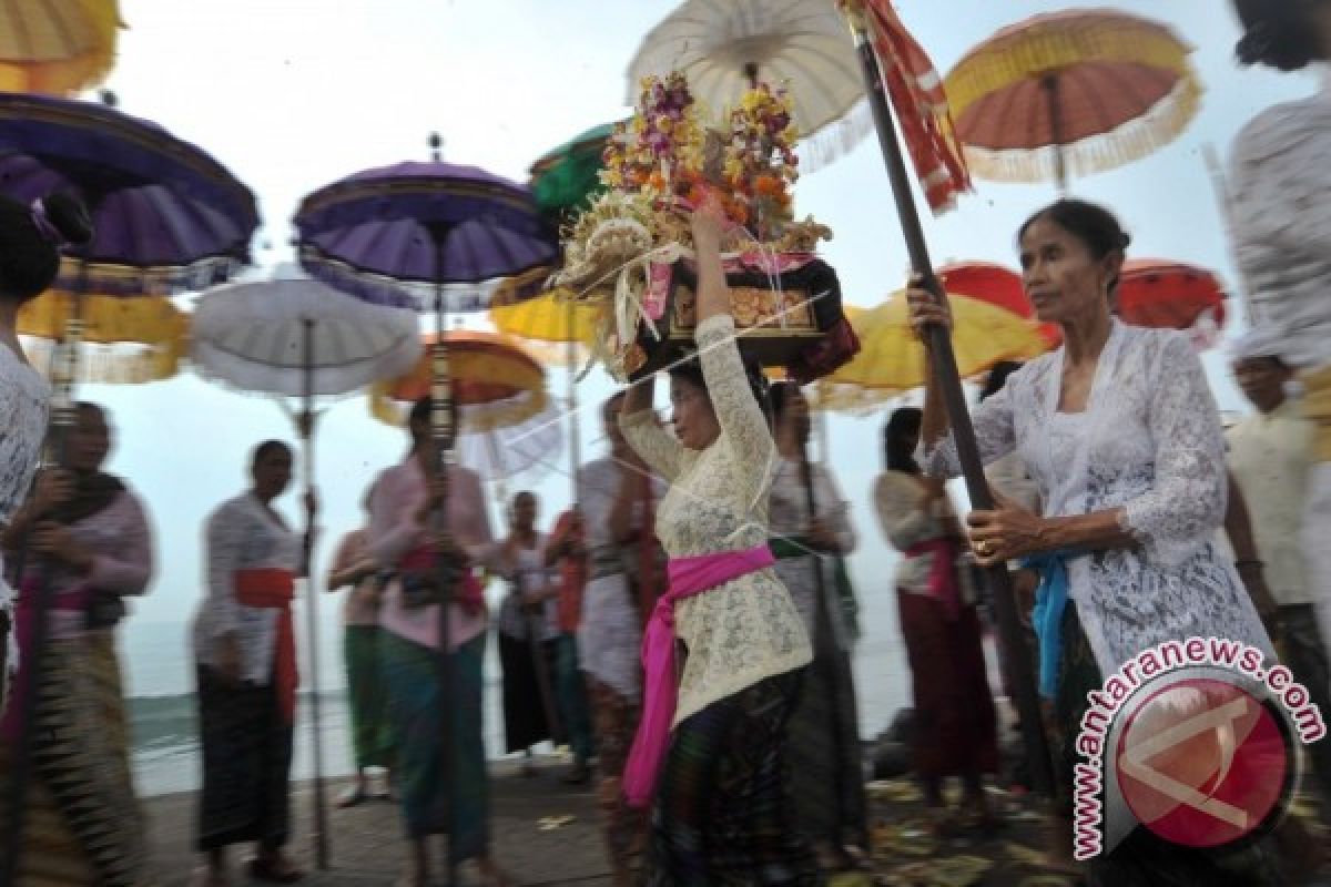 Barong-Rangda Warnai Ritual Melasti di Padanggalak