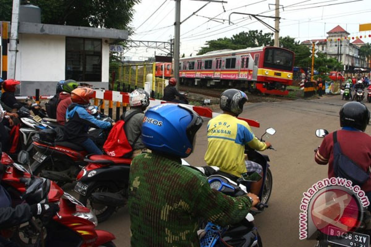 Perlintasan KA Lamongan akan dijaga selama mudik