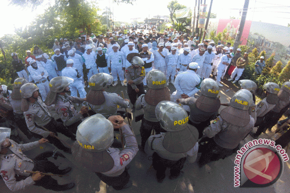 Bentrokan Demonstrasi Bekasi Timbulkan Tiga Korban