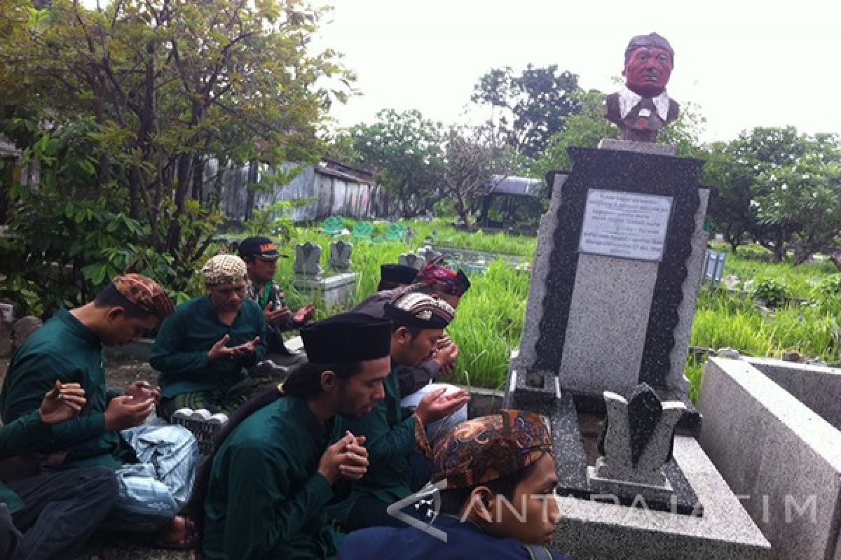 Lesbumi Surabaya Ziarah ke Makam Cak Durasim