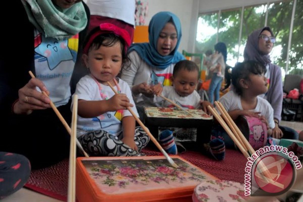 Siswa TK belajar olah barang bekas