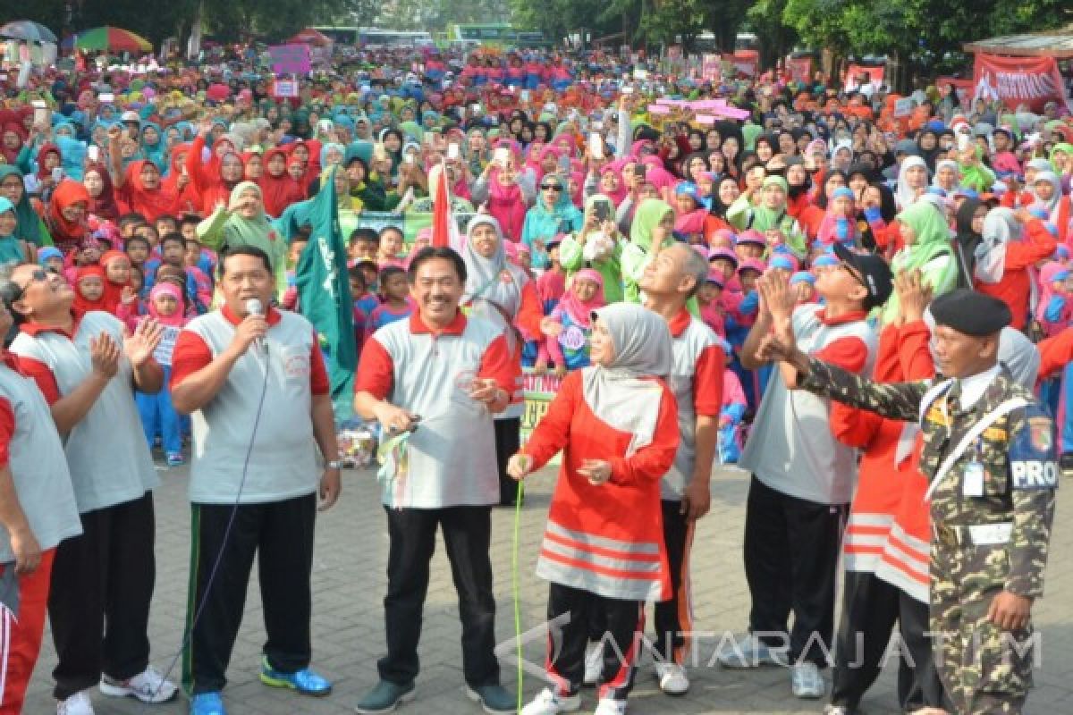 Ratusan Siswa TK Ikuti Jalan Sehat Muslimat NU