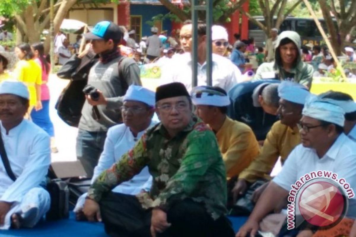 Umat Hindu Jalani Ritual Melasti di Pantai Nambo