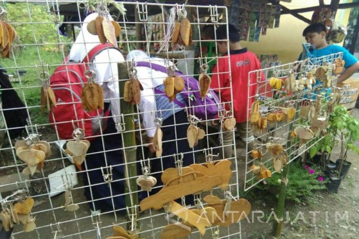 Pokdarwis Kebun Belimbing Bojonegoro Kembangkan Cindera Mata