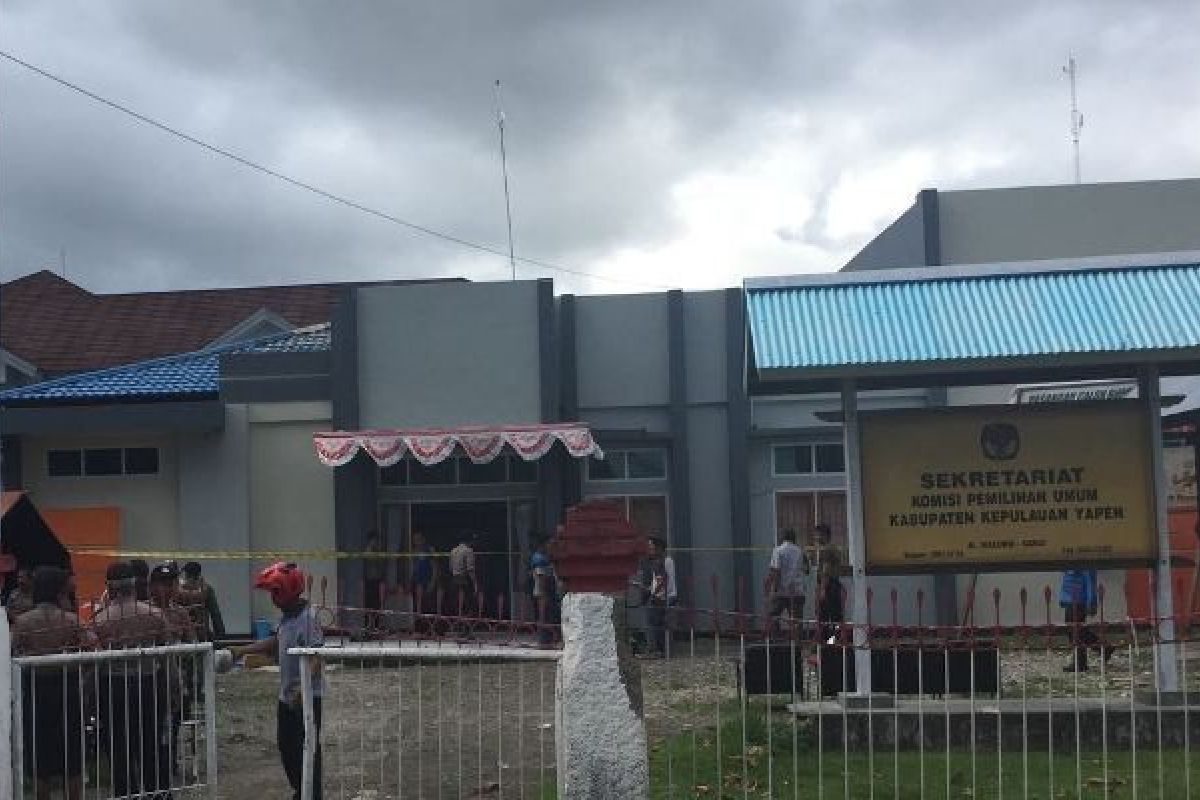 Kantor KPU Kabupaten Kepulauan Yapen terbakar